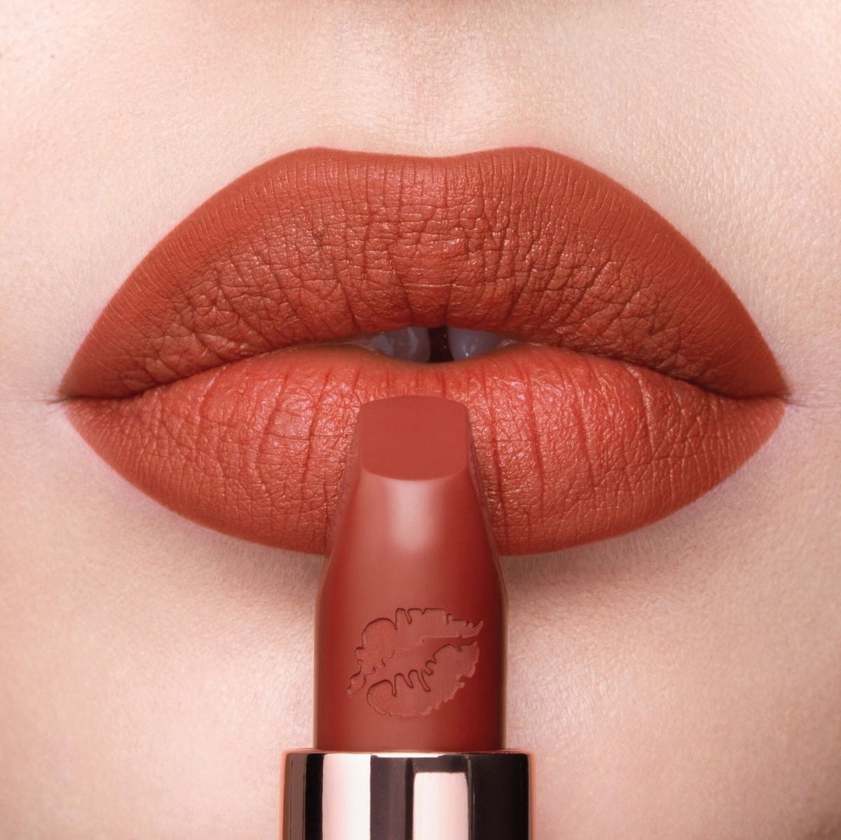 Charlotte Tilbury - Matte Revolution Lipstick - BLOSSOM RED